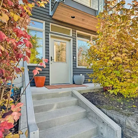 Sleek Seattle Home With Rooftop Patio And Views!